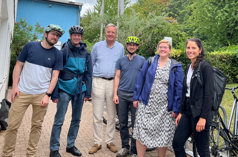 Das Sprachversteher-Team nach der kleinen Fahrradtour im Freien. 