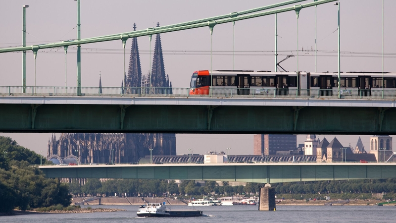 Hochflurstadtbahn auf der Mühlheimer Brücke in Köln