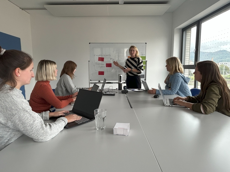 Carolin Edler-Mende im Teammeeting mit Entwicklerinnen