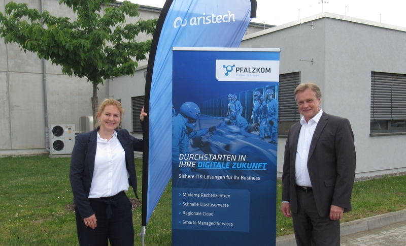 Aristech Geschäftsführerin Carolin Edler-Mende besucht zusammen mit Uwe Burre, kaufmännischer Geschäftsführer PFALZKOM, das Datacenter in Mutterstadt. 