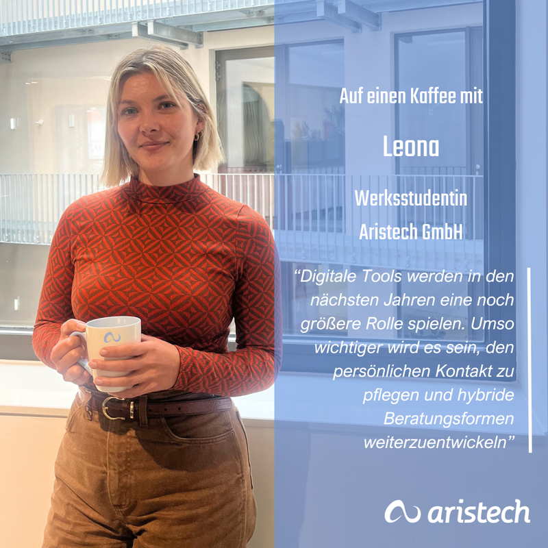 Leona mit einem Kaffee beim Interview über ihre Sales Erfahrungen 